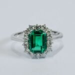 Anello Smeraldo Ct 1,32 Brillanti oro Bianco Ct 0,50 18kt Cestino ANCONTRETS14P - immagine 3