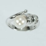 Anello moderno Oro bianco 18 kt Perla coltivata acqua dolce Zirconi