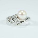 Anello moderno Oro bianco 18 kt Perla coltivata acqua dolce Zirconi - immagine 4