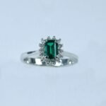 Anello Smeraldo Ct 0,48 Brillanti oro Bianco Ct 0,17 18kt Cestino