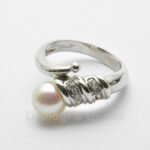 Anello moderno Oro bianco 18 kt Perla coltivata acqua dolce Zirconi - immagine 2
