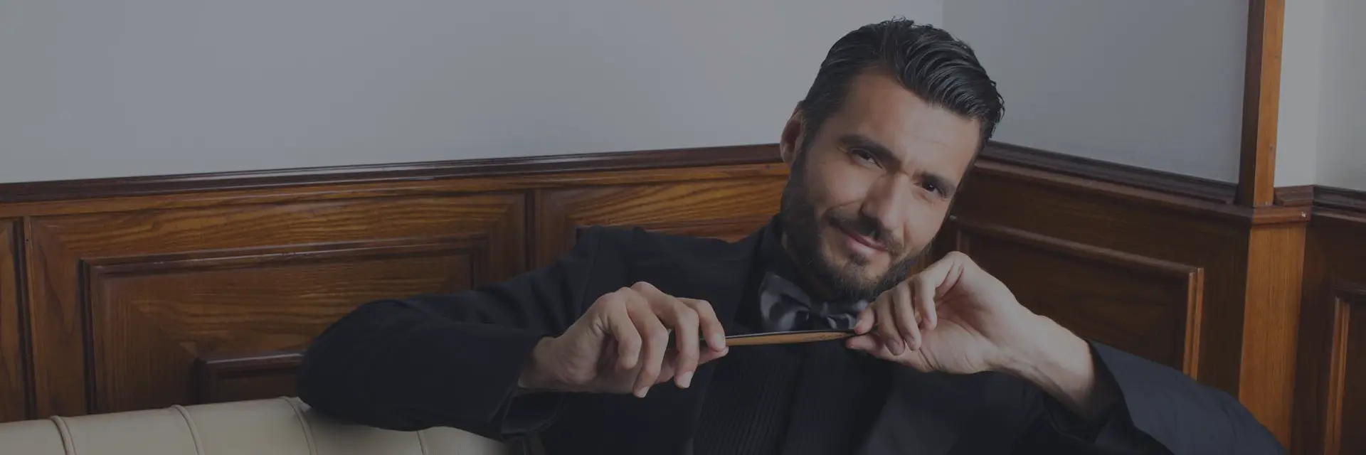 uomo-con-penna-elegante